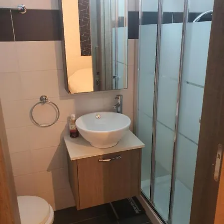 Lägenhet Immaculate 2-Bed Apartment In Larnaca *